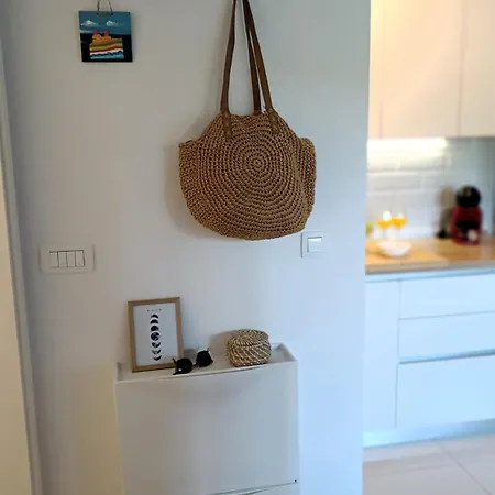 Laurus Apartment *